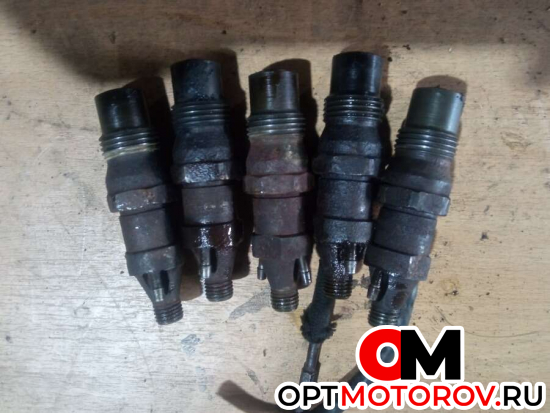 Форсунка топливная  Volkswagen Transporter T4 1996 068130211G           #1